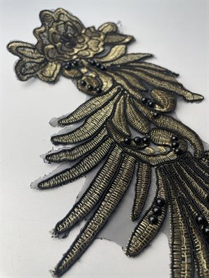 Besætning - flot detaljeret blomst med perler og guldtråd